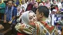 Wali Kota nonaktif Kendari Adriatma Dwi Putra memeluk istrinya usai menjalani sidang vonis di  Pengadilan Tipikor, Jakarta, Rabu (31/10). Adriatma divonis 5 tahun 6 bulan penjara dan denda Rp 250 juta terkait dugan suap. (Liputan6.com/Herman Zakharia)
