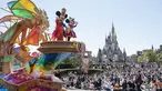 Karakter Disney Mickey dan Minnie Mouse (kiri atas) melambai saat parade siang hari baru di Urayasu, di pinggiran kota Tokyo pada 10 April 2023. (AFP/Richard A. Brooks)