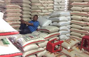 Pekerja beristirahat di Pasar Induk Beras Cipinang, Jakarta, Senin (15/1). Wagub Sandiaga Uno mengatakan Pemprov DKI akan selalu membeli beras Sulawesi dan Banten karena lebih memprioritaskan beras dari petani. (Liputan6.com/Immanuel Antonius)