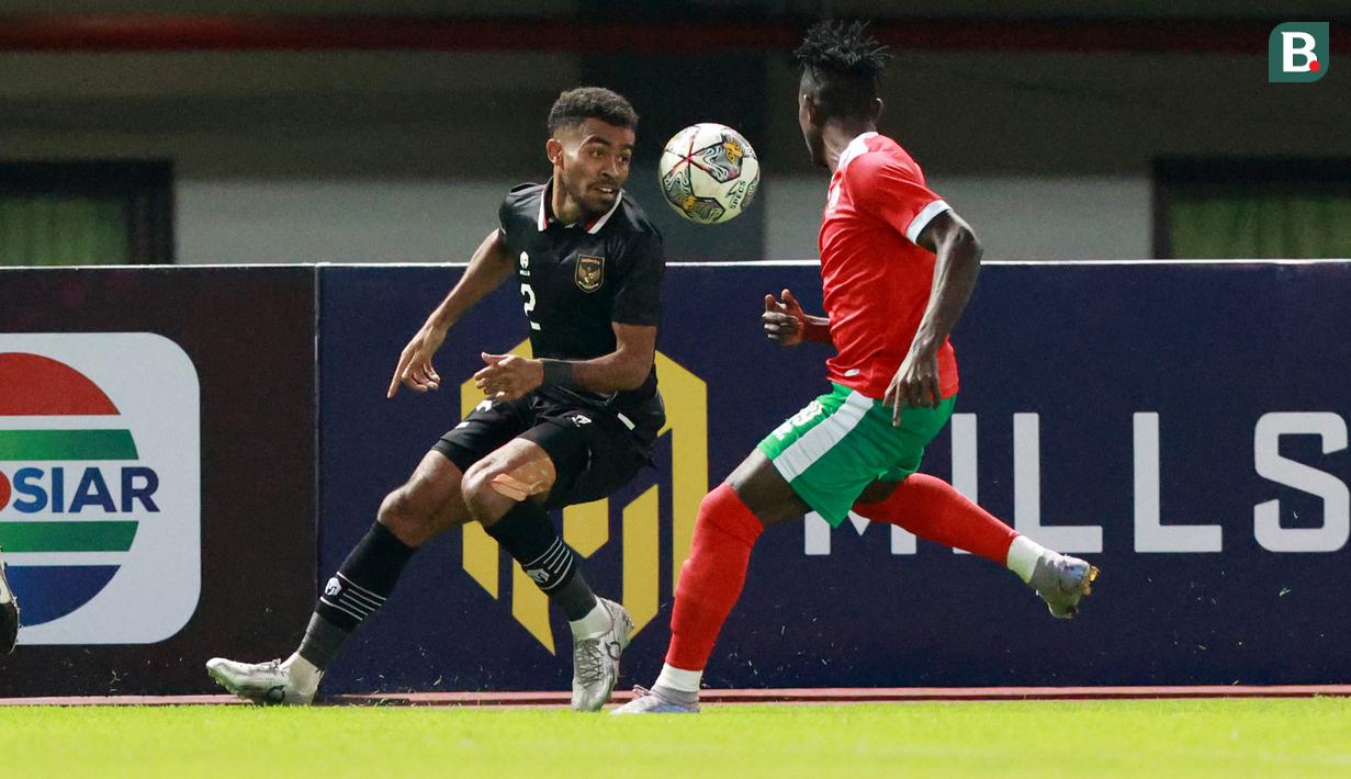 Pemain Timnas Indonesia, Yakob Sayuri, berusaha melewati pemain Burundi pada pertandingan kedua FIFA Matchday di Stadion Patriot Candrabhaga, Bekasi, Selasa (28/3/2023). Kedua tim bermain imbang 2-2. (Bola.com/M Iqbal Ichsan)