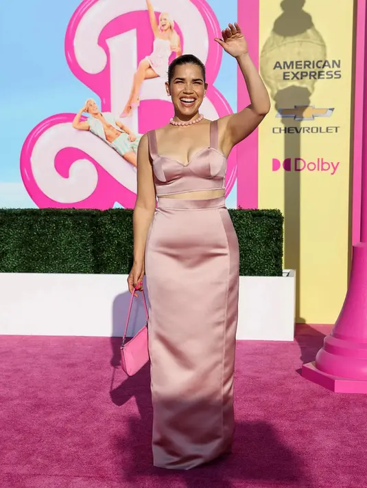 America Ferrera tampil dengan atasan halter dan rok dengan palet warna yang serasi, yaitu pink yang lembut. Foto: Instagram.