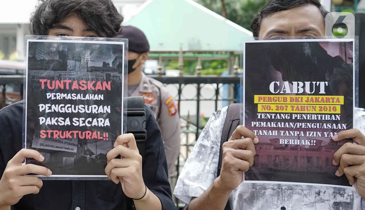Aksi massa dari Koalisi Rakyat Menolak Penggusuran (KRMP) di depan Balai Kota DKI Jakarta, Kamis (10/2/2022). Selain berunjuk rasa, mereka juga akan menyerahkan surat tuntutan untuk mencabut Pergub DKI Jakarta 207 tahun 2016 yang meligitimasi penggusuran paksa. (Liputan6.com/Herman Zakharia)