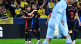 Gelandang Barcelona, Pablo Torre (kiri) melakukan selebrasi dengan rekan setimnya setelah mencetak gol ketiga timnya saat pertandingan Liga Spanyol 2024/2025 melawan Villarreal CF di Stadion La Ceramica, pada 22 September 2024. (JOSE JORDAN/AFP)