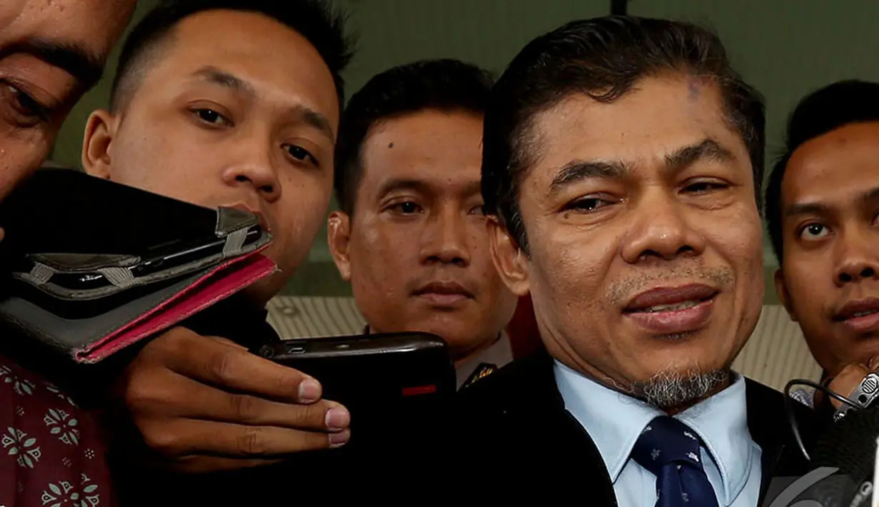  Kepala Pusat Pelaporan dan Analisis Transaksi Keuangan (PPATK) Muhammad Yusuf langsung diserbu wartawan usai keluar dari gedung KPK, Jakarta, Kamis (23/10/2014) (Liputan6.com/Miftahul Hayat) 