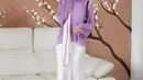 Blouse warna lilac jika dipadukan dengan maxi skirt berbahan satin bisa beri kesan elegan. [IG/sashfir].
