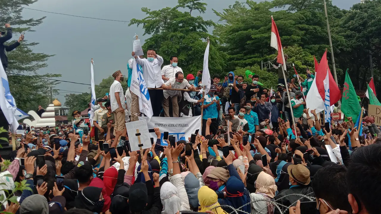 Anggota DPRD Kabupaten Serang menandatangai surat aspirasi penolakan Omnibus Law. Rabu (14/10/2020). (Yandhi Deslatama/Liputan6.com)