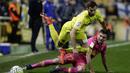 6. Striker Villareal, Leo Baptistao, berebut bola dengan bek Las Palmas, Javier Garrido, pada laga La Liga Spanyol di Stadion El Madrigal, Sabtu (5/3/2016). Villareal takluk 0-1 dari Las Palmas. (EPA/Domenech Castello)