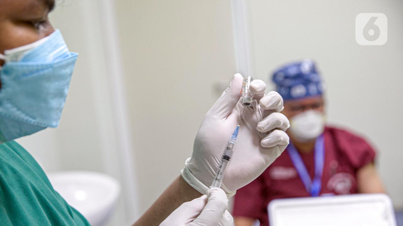 FOTO: Tenaga Kesehatan Lansia Jalani Vaksinasi COVID-19 Perdana di RSCM Jakarta