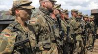 Kebijakan ini dinilai sebagai komitmen terhadap NATO, menyusul invasi Rusia ke Ukraina. (AFP/PETRAS MALUKAS)
