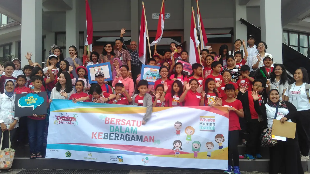 Siswa SD peserta wisata rumah ibadah