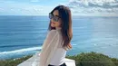 Jessica Jane selalu tampil menawan di berbagai kesempat. Termasuk saat perempuan berusia 22 tahun ini berlibur untuk melepas penat. Gayanya pakai kacamata ini curi perhatian karena ia semakin terlihat cantik menawan. (Liputan6.com/IG/@jessicajane99)