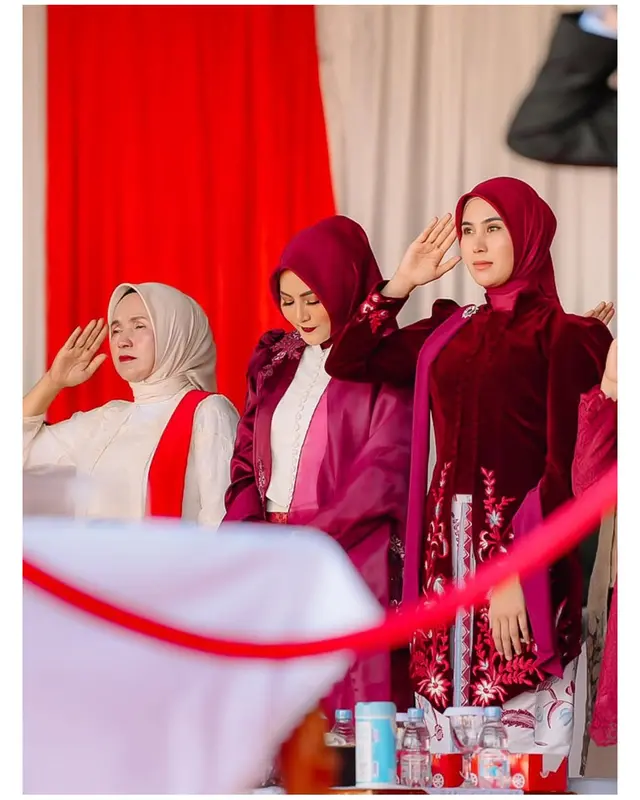 7 Potret Syahnaz Sadiqah perdana sebagai istri bupati di upacara HUT ke-80 RI, anggun berkebaya merah