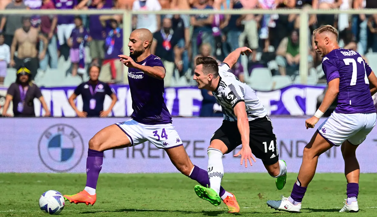 Sofyan Amrabat. Gelandang bertahan berusia 26 tahun milik Fiorentina ini memang tampil kinclong bersama Timnas Maroko pada Piala Dunia 2022 lalu. Tampil penuh dalam seluruh 7 laga menjadi bukti perannya yang amat vital sebagai gelandang petarung di lini tengah Maroko. Tiga klub yang kini meminatinya pun tak tanggung-tanggung sebagai klub besar di Eropa, yaitu mulai Liverpool, Tottenham Hotspur hingga Atletico Madrid. (AFP/Vincenzo Pinto)