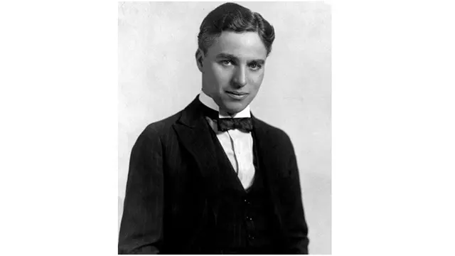 5 Potret Charlie Chaplin Tanpa Kumis dan Topi Ikonik Ini Bikin Pangling