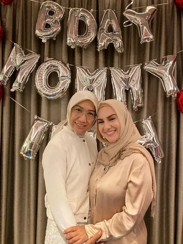 6 Potret Transformasi Kebersamaan Irish Bella dan Ibunda, Kompak Sedari Dulu