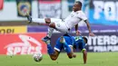 Pemain Persib Bandung Ricky Kambuaya berebut bola dengan pemain Persik Kediri Yohanes Pahabol pada laga BRI Liga 1 2022/2023 di Stadion Pakansari, Bogor, Jawa Barat, Rabu (8/3/2023). Persik Kediri mengalahkan Persib Bandung dengan skor 2-0. (Bola.com/M. Iqbal Ichsan)