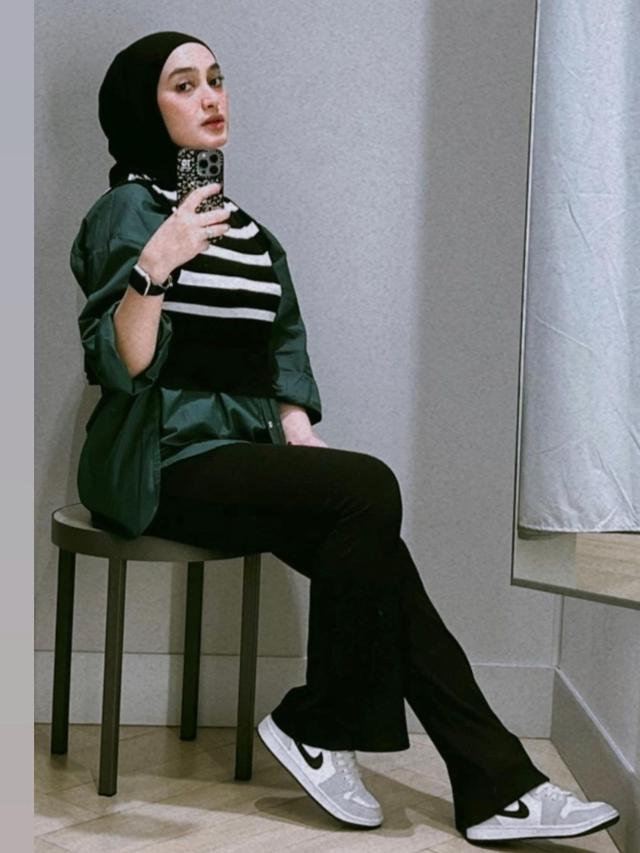 Potret Santyka Fauziah yang Kerap Tampil dengan Busana Hitam