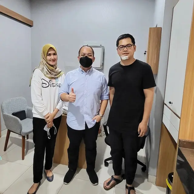 Jatuh hingga Alami Robek di Dagu, Ini 6 Potret Kondisi Tommy Kurniawan