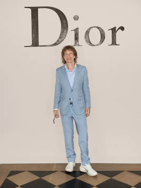 Dengan gaya rockstar yang khas, Mick Jagger terlihat serasi yang gabungkan aristokrasi dengan budaya musik dan pesta [Dior]
