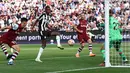 Pemain Newcastle, Alexander Isak (kedua kiri) mencetak gol kedua timnya ke gawang West Ham United pada laga lanjutan Liga Inggris 2023/2024 di London Stadium, London, Inggris, Minggu (08/10/2023) malam WIB. (AFP/Henry Nicholls)