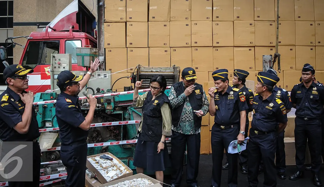 Menteri Keuangan Sri Mulyani melihat rokok ilegal di Kantor Dirjen Bea Cukai, Jakarta, Jumat (30/9). Sri Mulyani menegaskan akan menindak tegas produksi rokok ilegal. (Liputan6.com/Faizal Fanani)