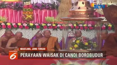 Menteri Agama juga ikut menerbangkan lampion bersama para biksu sebagai simbol saling menghormati antar umat beragama.