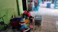 Para warga Rusun  Bidara sedang sibuk membersikan kamar yang sebelumnya tergenang banjir