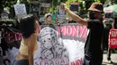 Massa yang tergabung dalam Koalisi Primates Fight Back menggelar teatrikal saat melakukan aksi di depan Kantor Kementerian Lingkungan Hidup dan Kehutanan, Jakarta, Senin (12/12/2022). Dalam aksinya mereka mendesak pemerintah untuk menetapkan monyet sebagai satwa dilindungi. (Liputan6.com/Faizal Fanani)