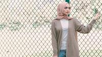 Gaya casual ala Citra Kirana ini bisa kamu tiru. Padukan celana jeans dengan t-shirt dan cardigan rajut panjang warna cokelat (Instagram/citraciki).