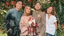 Batik couple yang bisa jadi inspirasi lainnya adalah Vidi Aldiano dan Sheila Dara. Keduanya memikat dengan paduan nuansa batik klasik yang terlihat kasual saat dipakai. (Foto: Instagram/ @Vidi Aldiano)