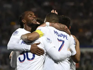 Penyerang Paris Saint-Germain (PSG) Lionel Messi berselebrasi dengan Kylian Mbappe dan Renato Sanches setelah mencetak gol pertama untuk timnya ke gawang  Strasbourg pada pekan ke-37 Ligue 1 2022/2023 di Stade de la Meinau, Minggu (28/5/2023). (Jean-Christophe Verhaegen / AFP)