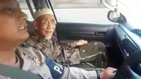Mbah Moen naik mobil Patwal Polisi. (Merdeka.com)