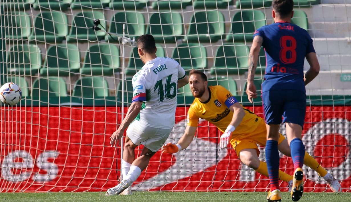 Namun dewi fortuna masih tersenyum kepada Atletico, karena tendangan Fidel yang gagal diraih Oblak malah mengenai tiang gawang. Skor 1-0 bertahan hingga wasit meniupkan peluit tanda berakhirnya pertandingan. (Foto: AFP/Jose Jordan)