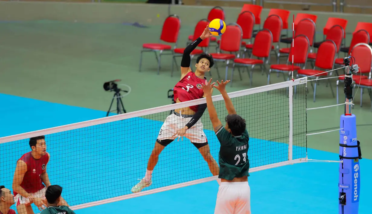 Pemain Timnas voli putra Indonesia, Boy Arnez Arabi melakukan smash saat melawan Myanmar pada babak penyisihan Grup B SEA Games 2025 di di Stadion Indoor Huamark, Bangkok, Thailand, pada Senin (15/12/2025) pagi WIB. (Bola.com/Bagaskara Lazuardi)