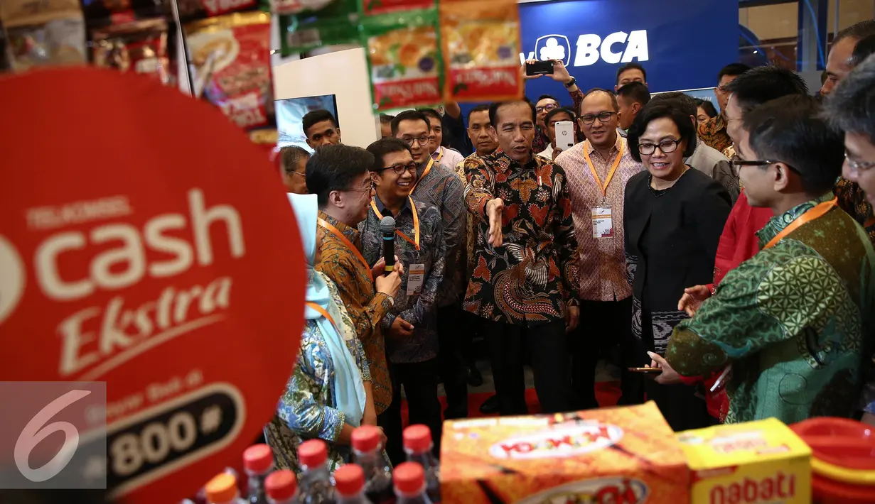 Presiden Joko Widodo melihat-lihat booth fintech usai meresmikan pembukaan Indonesia Fintech Festival & Conference di Tangerang, Selasa (30/8). Fintech merupakan industri jasa keuangan berbasis teknologi digital. (Liputan6.com/Faizal Fanani)