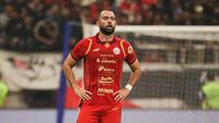 Jordi Amat saat bermain dalam laga persahabatan Persija Jakarta melawan Arema FC yang diselenggarakan di markas kebanggaan Macan Kemayoran, Jakarta International Stadium (JIS), Sabtu (26/7/2025). (Bola.com/Abdul Aziz)