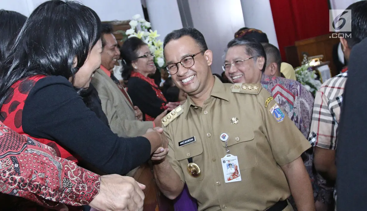 Gubernur DKI Jakarta Anies Baswedan menyapa jemaat usai memberikan sambutan pada malam Misa Natal di Gereja Protestan Indonesia Barat (GPIB) Immanuel, Gambir, Jakarta, Minggu (24/12). (Liputan6.com/Herman Zakharia)