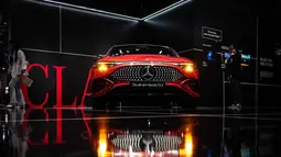 Sebuah Mercedes-Benz CLA listrik baru dipamerkan pada hari pers Japan Mobility Show di Tokyo pada Rabu 29 Oktober 2025. Mengusung tema “A Unique Opportunity to Explore Mobility’s Future”, JMS 2025 dibagi menjadi tiga fokus: The Future of Mobility, The Appeal of Mobility, dan The Business Mobility. (Philip FONG/AFP)