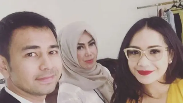 Raffi Ahmad bersama Nagita Slavina dan Ibunda Amy Qanita