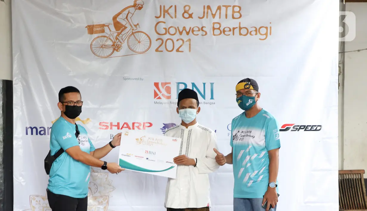 Perwakilan Jurnalis Kayuh Indonesia (JKI) dan Jurnalis Mountain Bike (JMTB) secara simbolis memberikan donasi berupa uang tunai dan sembako kepada 53 Anak Yatim dan Dhuafa di Pesantren Yatim dan Dhuafa Shabilul Mukminin, Depok, Kamis (06/05/2021). (Liputan6.com/HO/JKI)