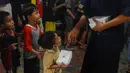 Pembagian makanan menggunakan sistem antrean untuk mencegah saling rebut. (merdeka.com/Arie Basuki)