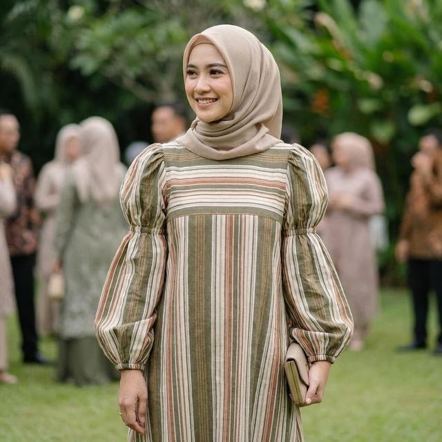 7. Gamis Kombinasi Garis Lengan Balon