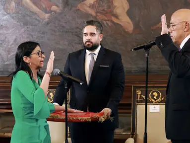 Foto yang dirilis oleh kantor pers Istana Miraflores ini menunjukkan Wakil Presiden Venezuela Delcy Rodriguez (kiri) mengucapkan sumpah sebagai Presiden sementara Venezuela di hadapan Ketua Majelis Nasional Venezuela Jorge Rodriguez (kanan) dan Wakil Nicolas Maduro Guerra (tengah) selama sidang Majelis Nasional di Caracas pada 5 Januari 2026. Parlemen Venezuela melantik Delcy Rodriguez sebagai presiden sementara pada 5 Januari 2026. (Foto oleh Marcelo Garcia/Kantor Pers Miraflores/AFP)