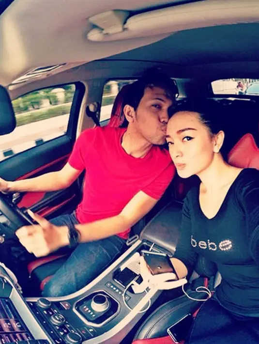 'Sementara fokus di karir dulu, nanti kalau tabungan udah cukup, ya udah. Kalau pasangan sih yakin tahun depan,' tuturnya. (Via Instagram/@zaskiagotixreal)