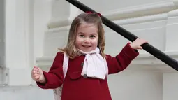 Putri Charlotte menyambut hari pertama sekolah untuk anak usia dini di Willcocks Nursery School, London, Senin (8/1). Dengan rambut setengah dikuncir, Putri Charlotte memamerkan senyumnya yang manis dan menggemaskan. (Duchess of Cambridge via AP)