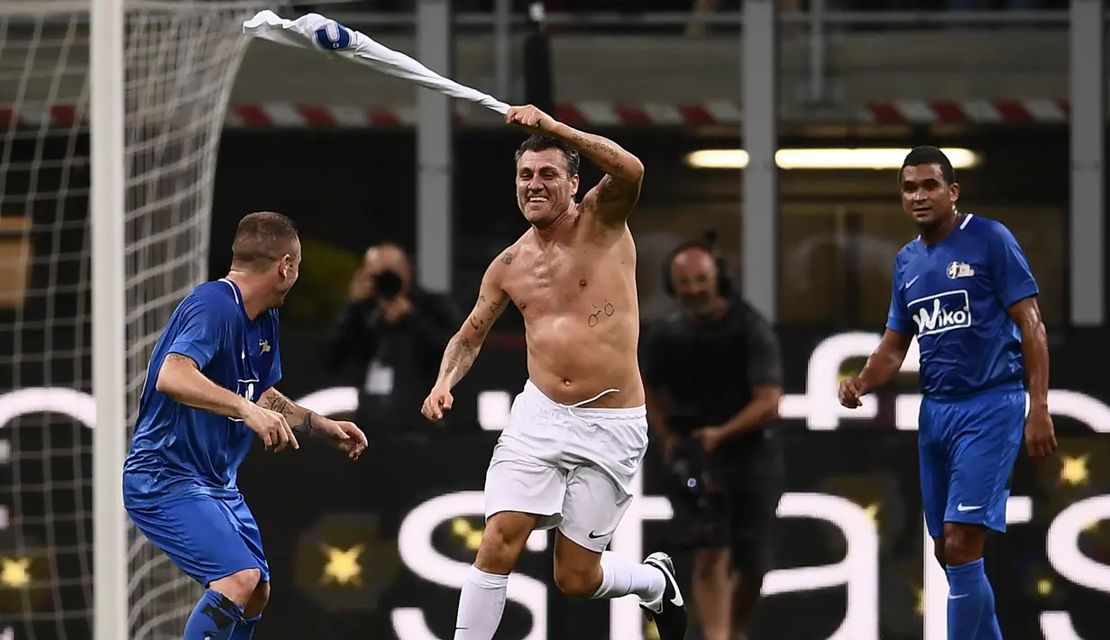 Mantan pemain Timnas Italia, Christian Vieri, merayakan gol saat laga Notte del Maestro di Stadion Giuseppe Meazza, Milan, Senin (21/5/2018). Laga ini merupakan seremoni gantung sepatu dari Andrea Pirlo. (AFP/Marco Bertorello)