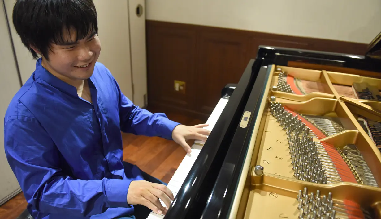 Nobuyuki Tsujii bermain piano saat sesi wawancara dengan AFP di sebuah studio di Tokyo (28/9). Tsujii sejak lahir telah mengalami kebutaan. Ia mulai memainkan piano sejak umur dua tahun. (AFP Photo/Toru Yamanaka)