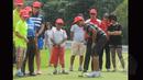 Seorang peserta mencoba memasukkan bola ke dalam lubang saat peserta ‘coaching clinik’ menyambut CIMB Niaga Indonesia Masters 2015 pada 23 April 2015, Jakarta, Minggu (15/3/2015). (Liputan6.com/Herman Zakharia)
