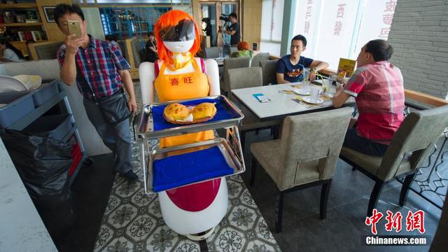 2.	Robot Pelayan Restoran