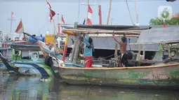 Nelayan pulang dari mencari ikan di Pesisir Pantai Jakarta, Muara Angke, Selasa (24/11/2020). BMKG memperkirakan cuaca ekstrem akan terjadi dalam sepekan ini, yang berimbas kepada nelayan untuk memilih pulang lebih awal dengan hasil tangkapan ikan yang tidak maksimal. (merdeka.com/Imam Buhori)